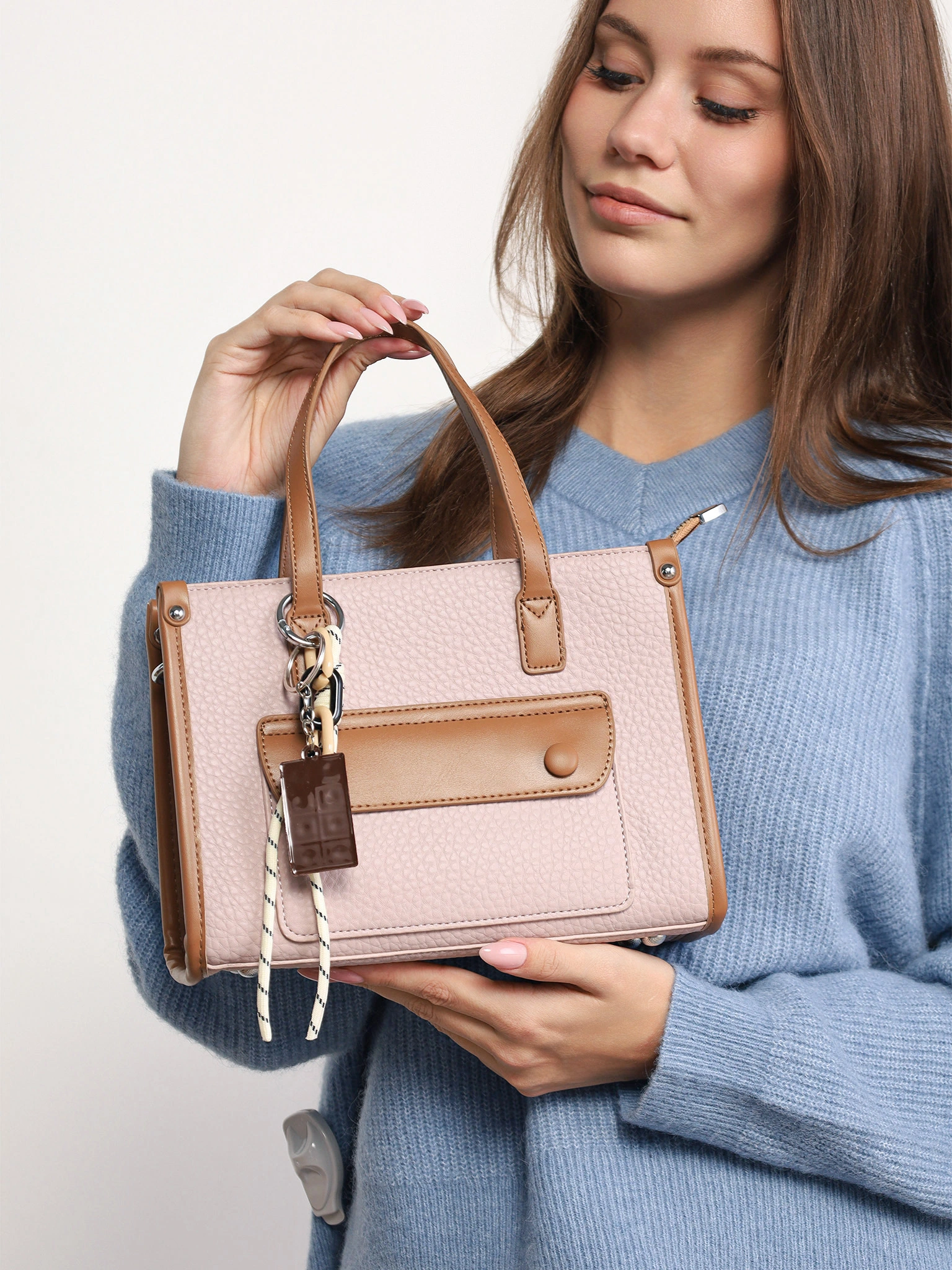 Сумка-тоут с декоративным брелком в ассортименте